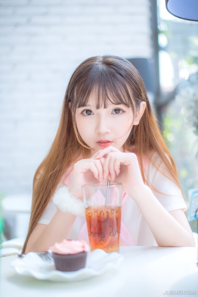 怜悯你的人不是朋友，帮助你的人才可能是朋友。